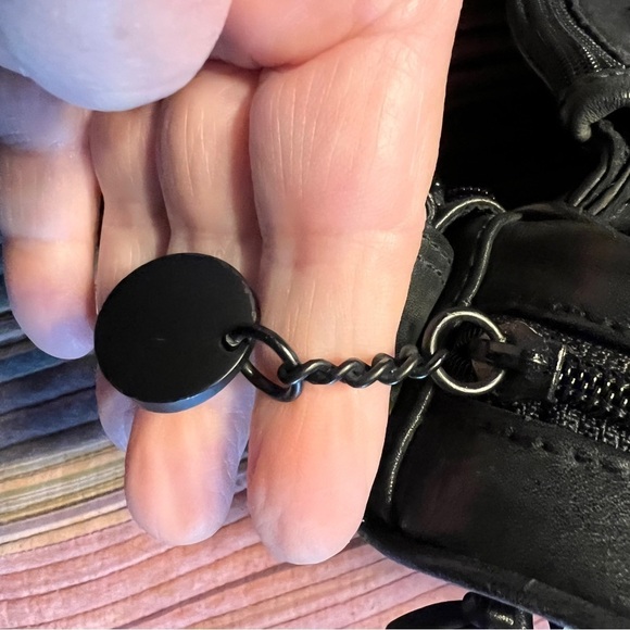 RARE & UNIQUE DONNA KARAN CROSSBODY BAG.Flap zippers open to HIDDEN pockets! - Picture 5 of 12